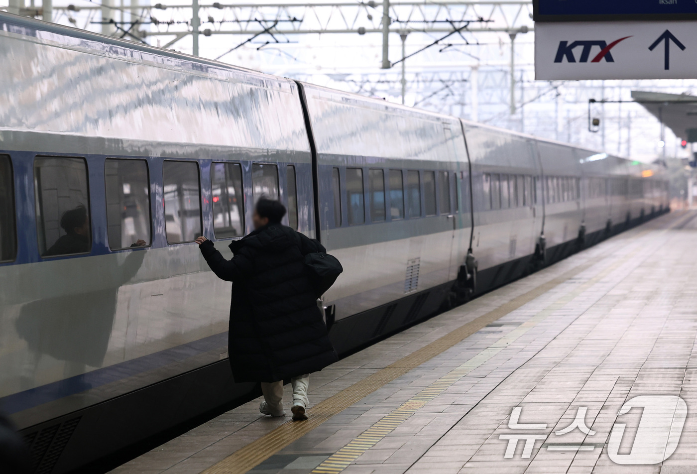 (서울=뉴스1) 구윤성 기자 = 설 명절 연휴를 앞둔 13일 오전 서울역에서 열차를 놓친 한 귀성객이 열차를 따라 달리고 있다. 2026.2.13/뉴스1