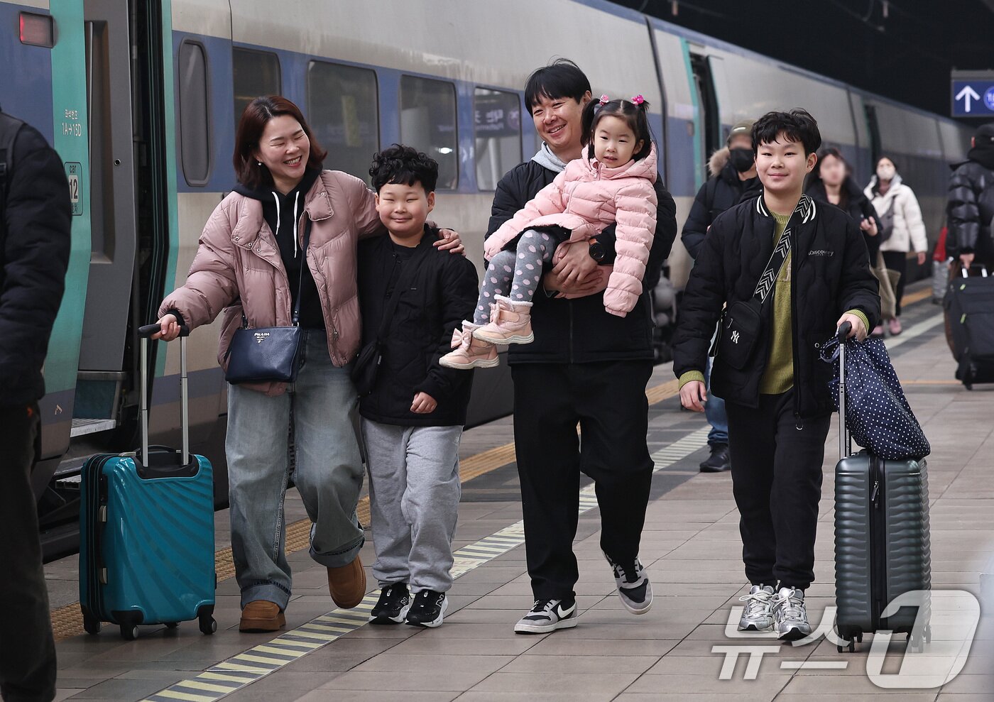 본문 이미지 - 설 명절 연휴를 앞둔 13일 오전 서울역에서 귀성길에 오른 가족이 열차에 타기 위해 이동하고 있다. 2026.2.13 ⓒ 뉴스1 구윤성 기자