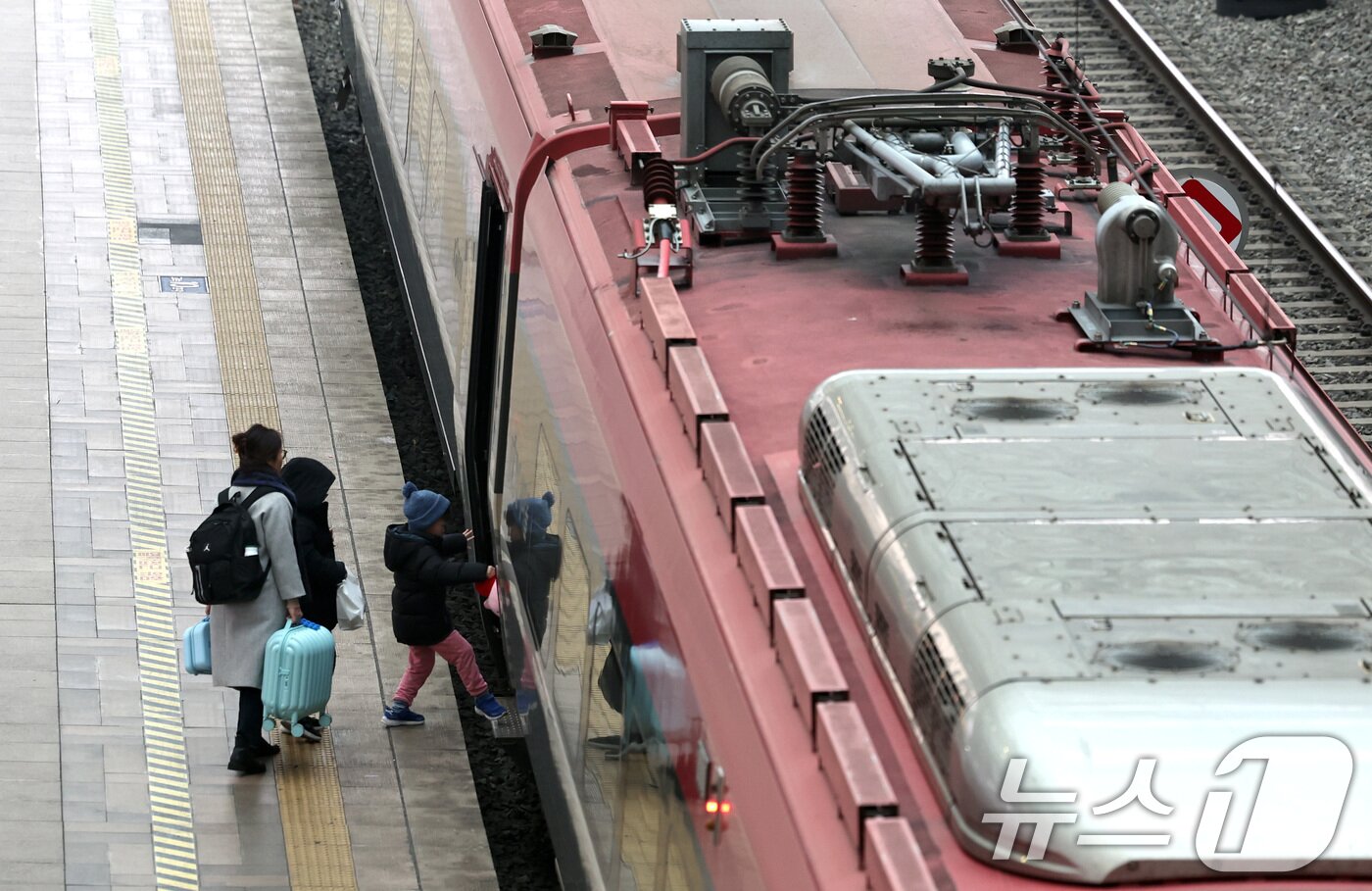 본문 이미지 - 설 명절 연휴를 앞둔 13일 오전 서울역에서 귀성객들이 고향으로 향하는 열차에 오르고 있다. 2026.2.13 ⓒ 뉴스1 구윤성 기자
