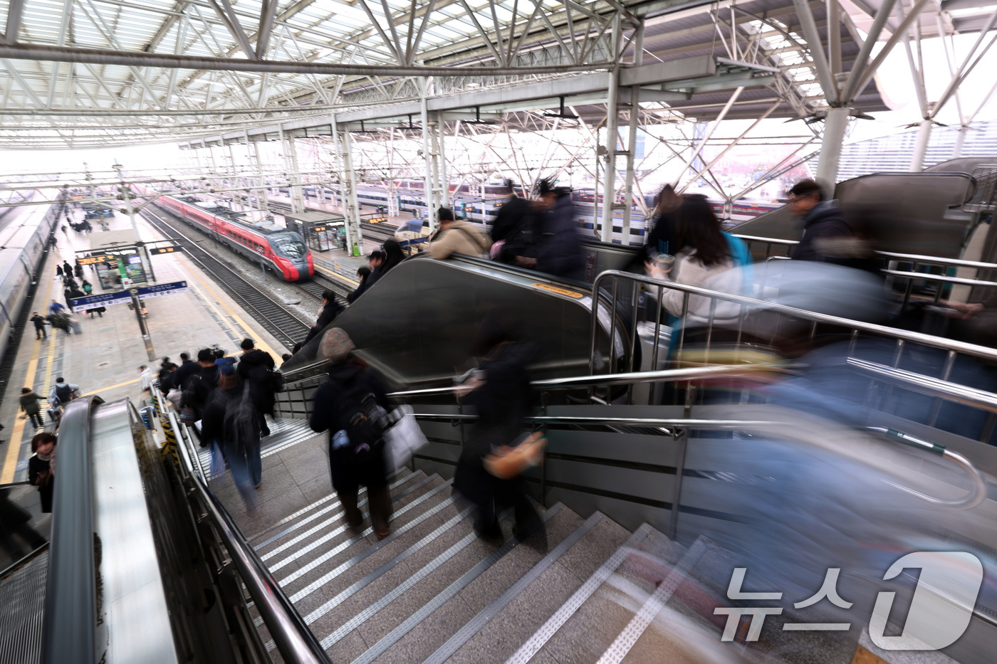 (서울=뉴스1) 구윤성 기자 = 설 명절 연휴를 앞둔 13일 오전 서울역에서 귀성객들이 고향으로 향하는 열차를 타기 위해 이동하고 있다. 2026.2.13/뉴스1