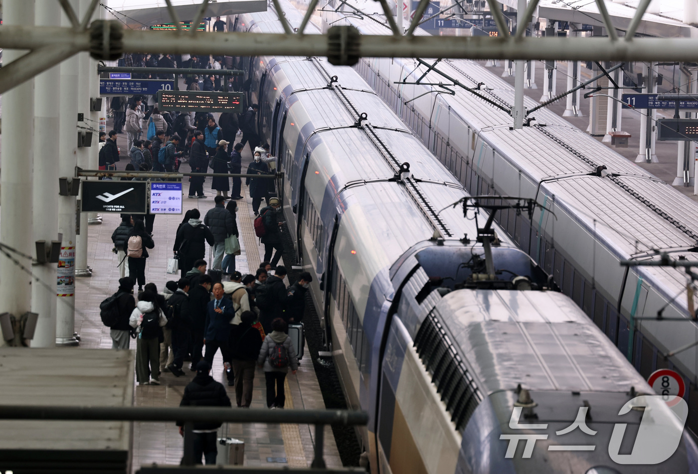 (서울=뉴스1) 구윤성 기자 = 설 명절 연휴를 앞둔 13일 오전 서울역에서 귀성객들이 고향으로 향하는 열차에 오르고 있다. 2026.2.13/뉴스1