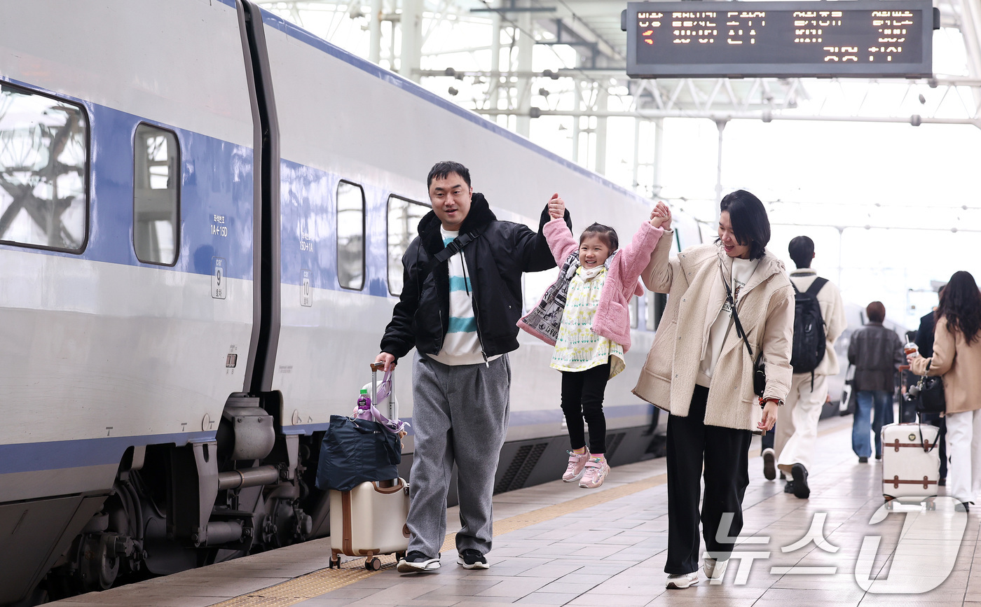 (서울=뉴스1) 구윤성 기자 = 설 명절 연휴를 앞둔 13일 오전 서울역에서 귀성길에 오른 가족이 열차에 타기 위해 이동하고 있다. 2026.2.13/뉴스1
