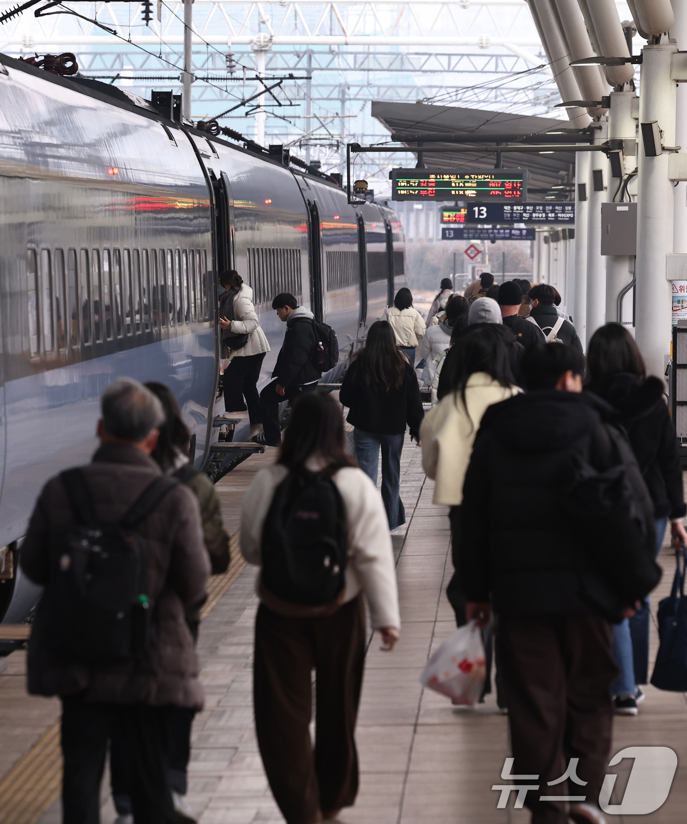 (서울=뉴스1) 구윤성 기자 = 설 명절 연휴를 앞둔 13일 오전 서울역에서 귀성객들이 고향으로 향하는 열차에 오르고 있다. 2026.2.13/뉴스1