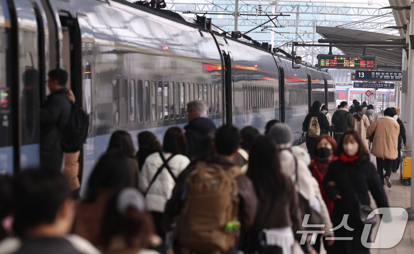 (서울=뉴스1) 구윤성 기자 = 설 명절 연휴를 앞둔 13일 오전 서울역에서 귀성객들이 고향으로 향하는 열차에 오르고 있다. 2026.2.13/뉴스1