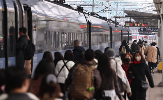 고향 가는 열차에 오르는 시민들