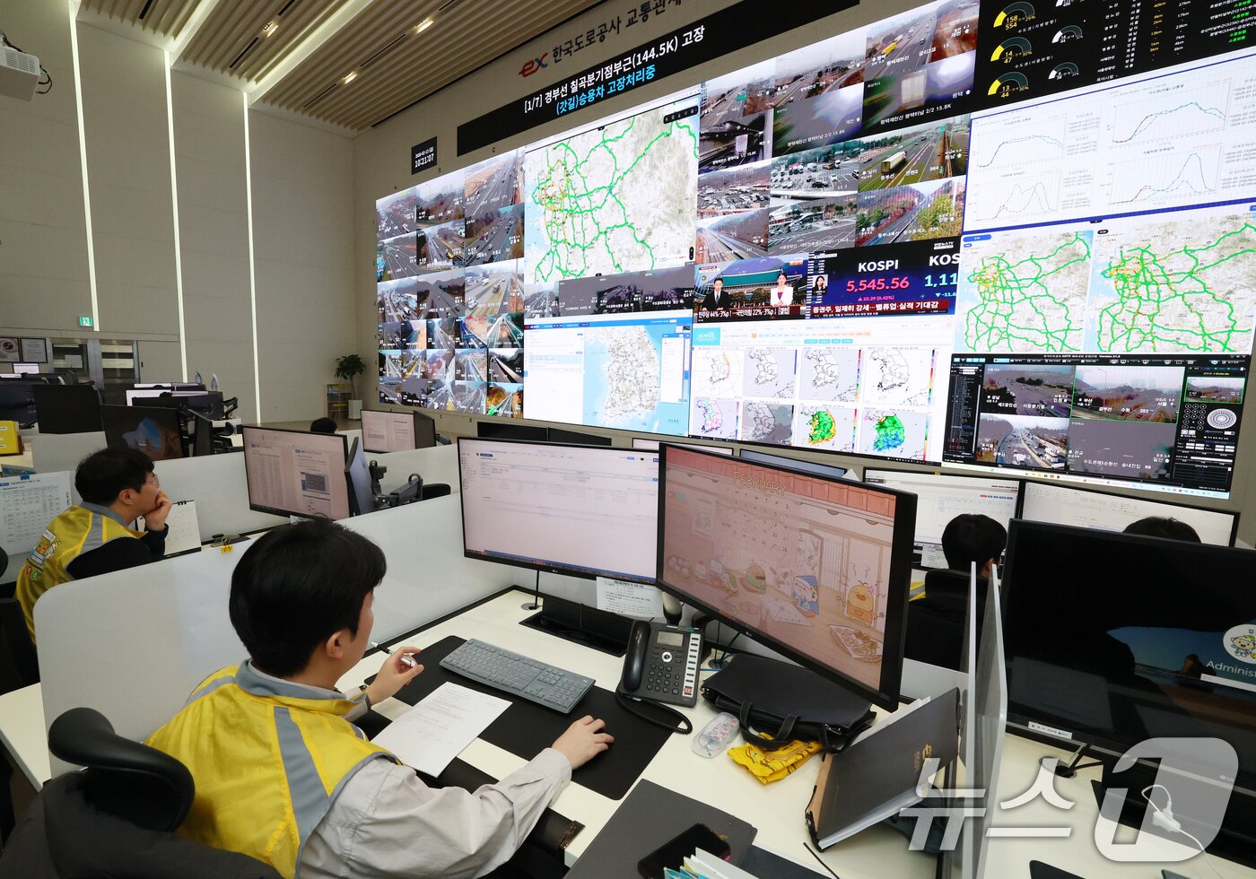 본문 이미지 - 설 연휴를 하루 앞둔 13일 경기 성남시 분당구 한국도로공사 교통관제센터 상황실에서 근무자들이 고속도로 교통 상황을 주시하고 있다. 2026.2.13 ⓒ 뉴스1 김영운 기자