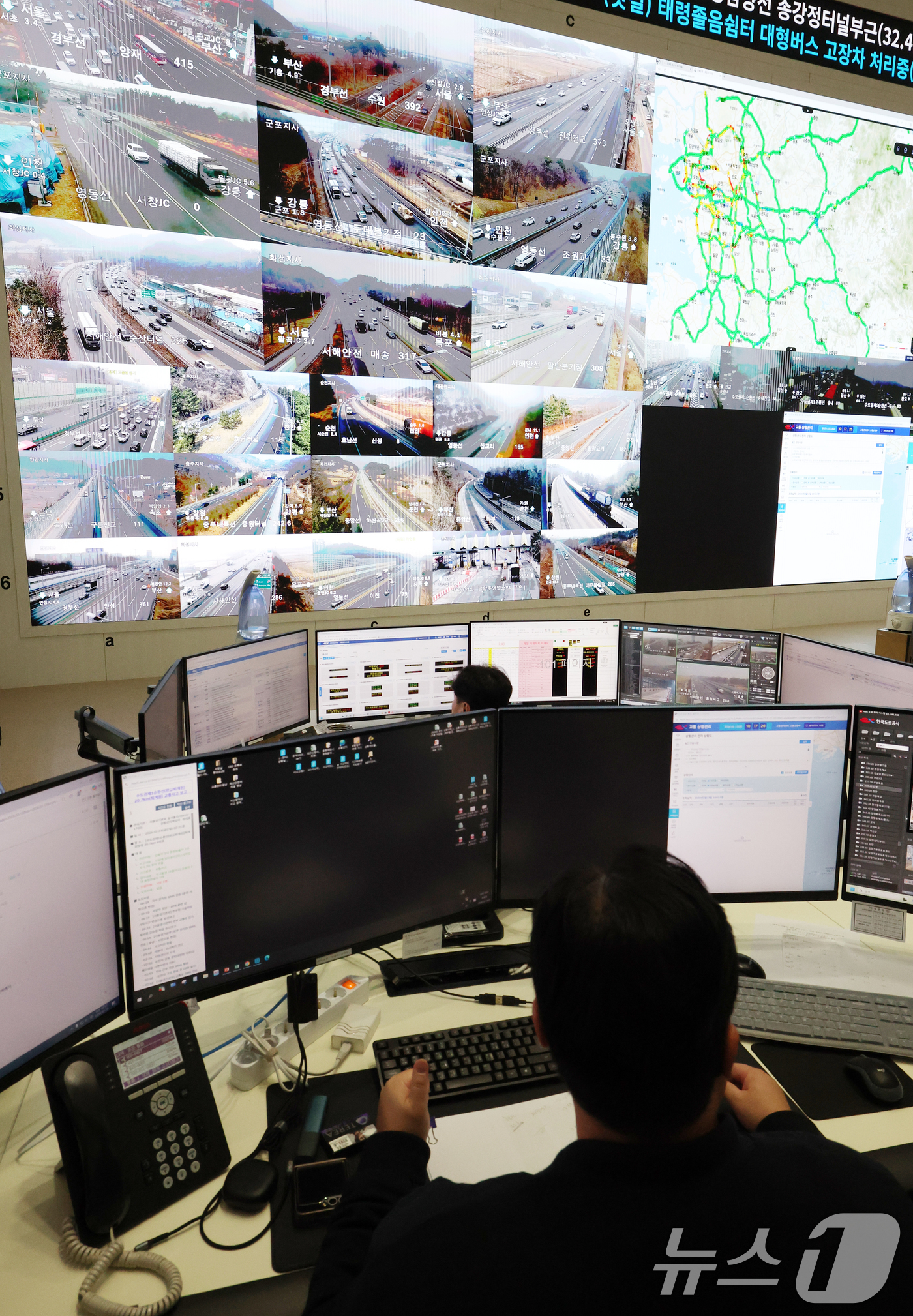 (성남=뉴스1) 김영운 기자 = 설 연휴를 하루 앞둔 13일 경기 성남시 분당구 한국도로공사 교통관제센터 상황실에서 근무자들이 고속도로 교통 상황을 주시하고 있다. 2026.2.1 …