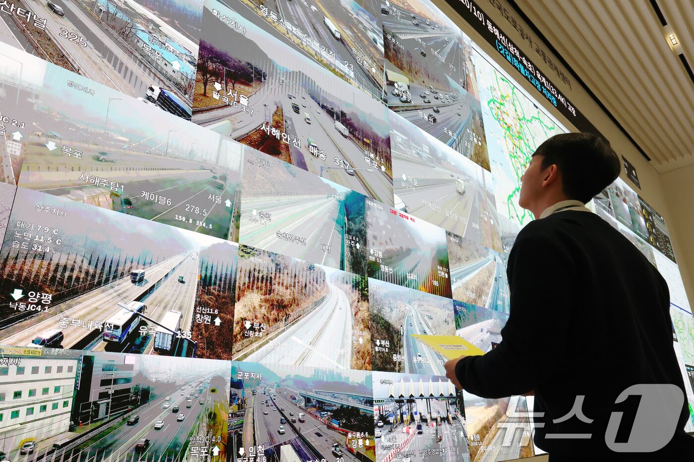 본문 이미지 - 설 연휴를 하루 앞둔 13일 경기 성남시 분당구 한국도로공사 교통관제센터 상황실에서 근무자들이 고속도로 교통 상황을 주시하고 있다. 2026.2.13 ⓒ 뉴스1 김영운 기자