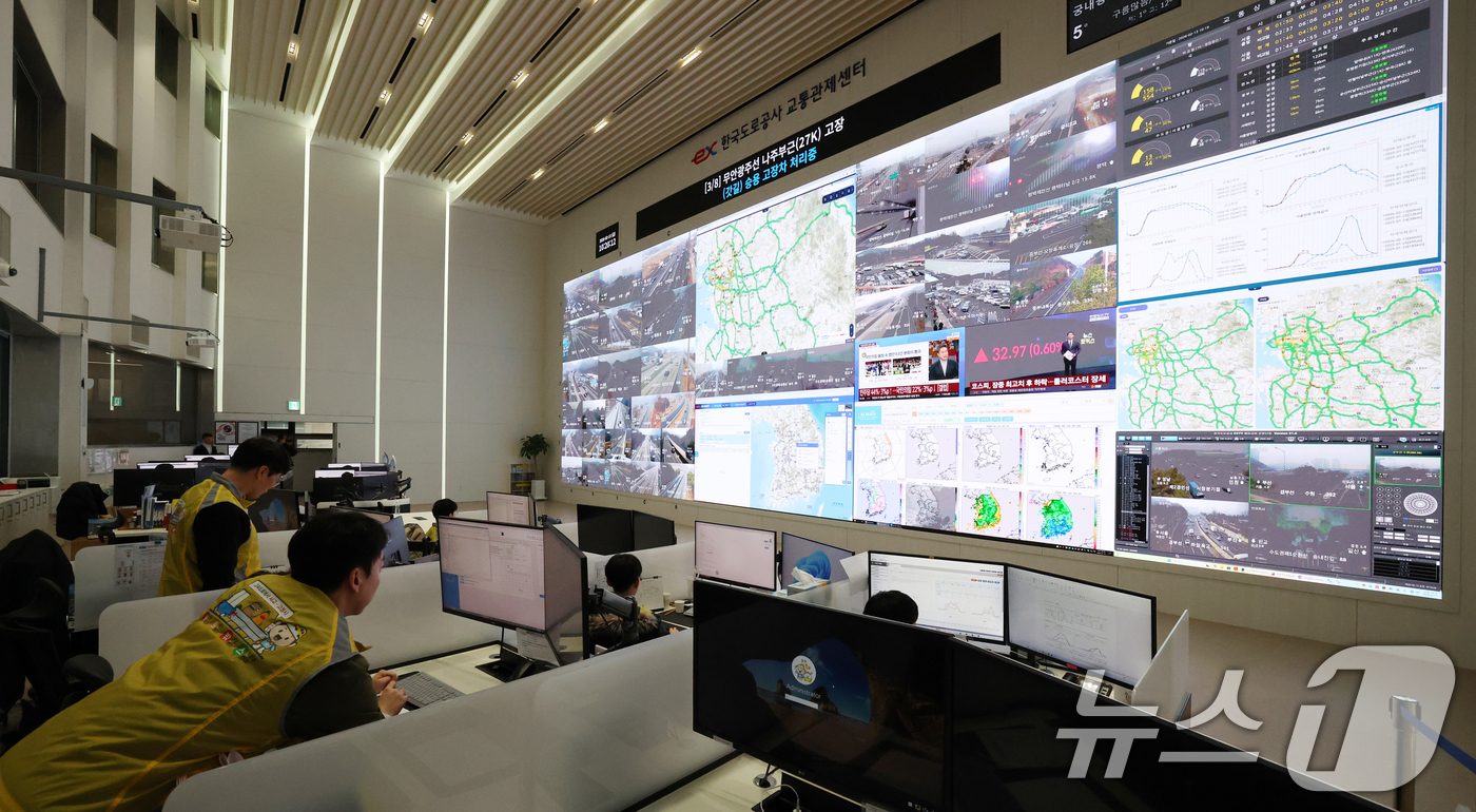 (성남=뉴스1) 김영운 기자 = 설 연휴를 하루 앞둔 13일 경기 성남시 분당구 한국도로공사 교통관제센터 상황실에서 근무자들이 고속도로 교통 상황을 주시하고 있다. 2026.2.1 …