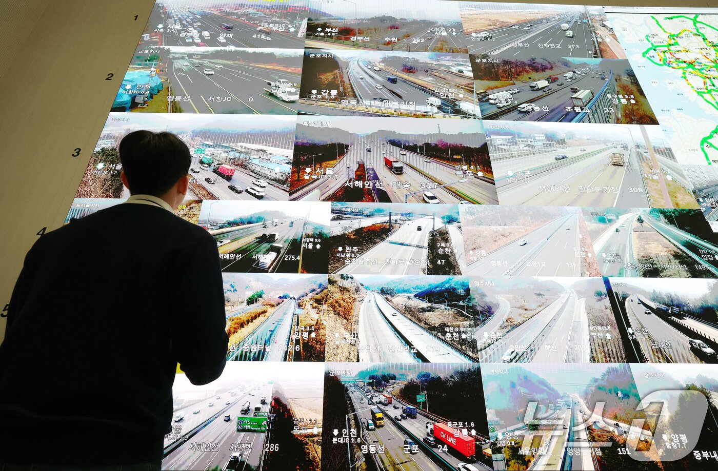 본문 이미지 - 설 연휴를 하루 앞둔 13일 경기 성남시 분당구 한국도로공사 교통관제센터 상황실에서 근무자들이 고속도로 교통 상황을 주시하고 있다. 2026.2.13 ⓒ 뉴스1 김영운 기자