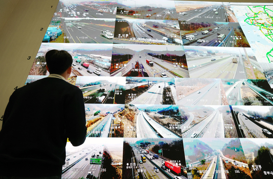 고속도로 교통상황 주시하는 한국도로공사 직원들