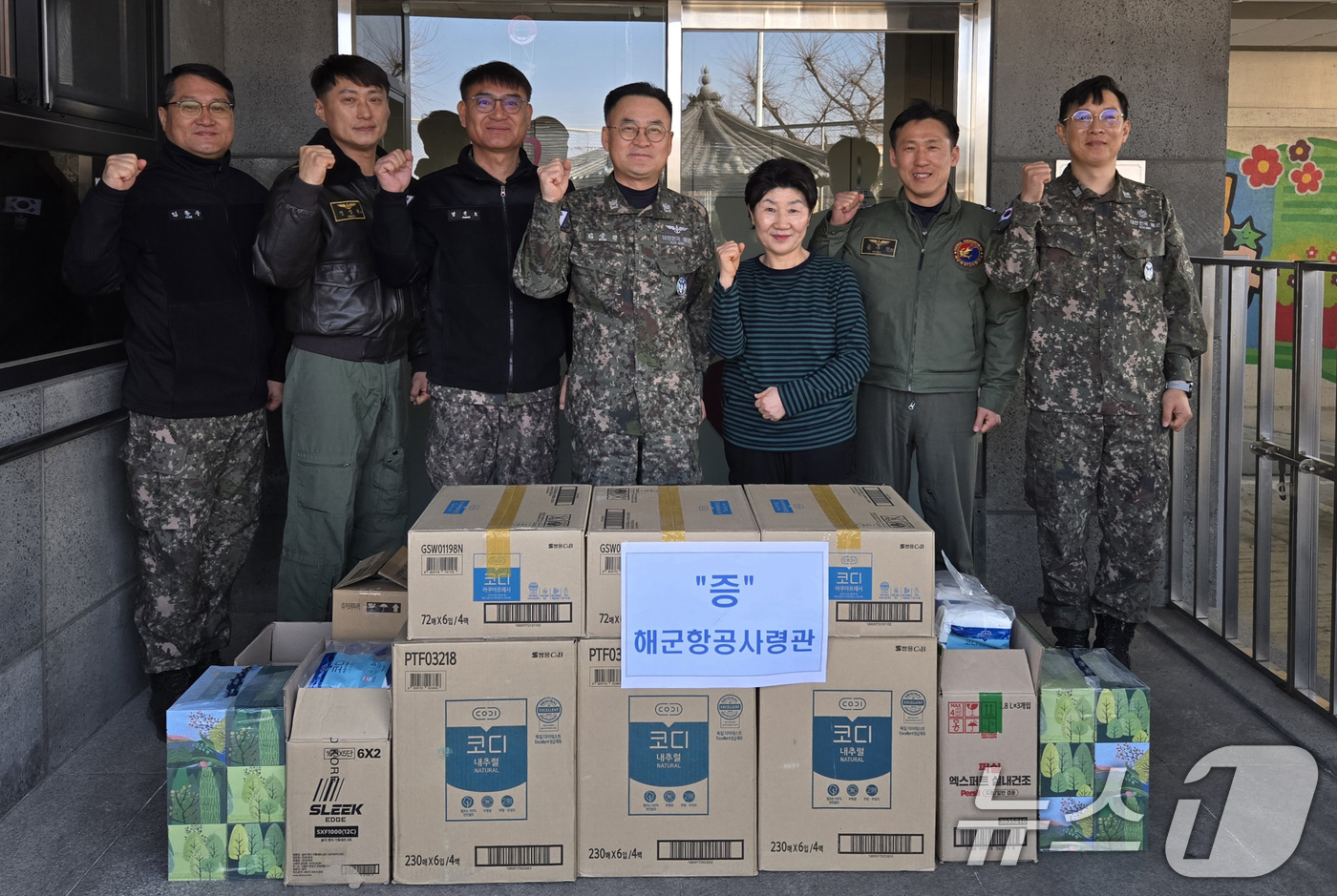 (포항=뉴스1) 최창호 기자 = 13일 해군항공사령부가 설명절을 앞두고 장병들이 모은 170만 원으로 구입한 생필품을 요양원 등 복지시설에 전달했다.앞서 주임원사단은 남구 청림과 …