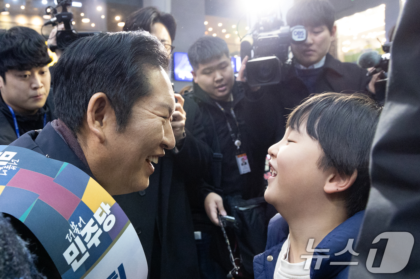 (서울=뉴스1) 이승배 기자 = 정청래 더불어민주당 대표가 13일 서울 용산역에서 설 귀성객 인사를 하며 아이와 눈을 맞추고 있다. 2026.2.13/뉴스1