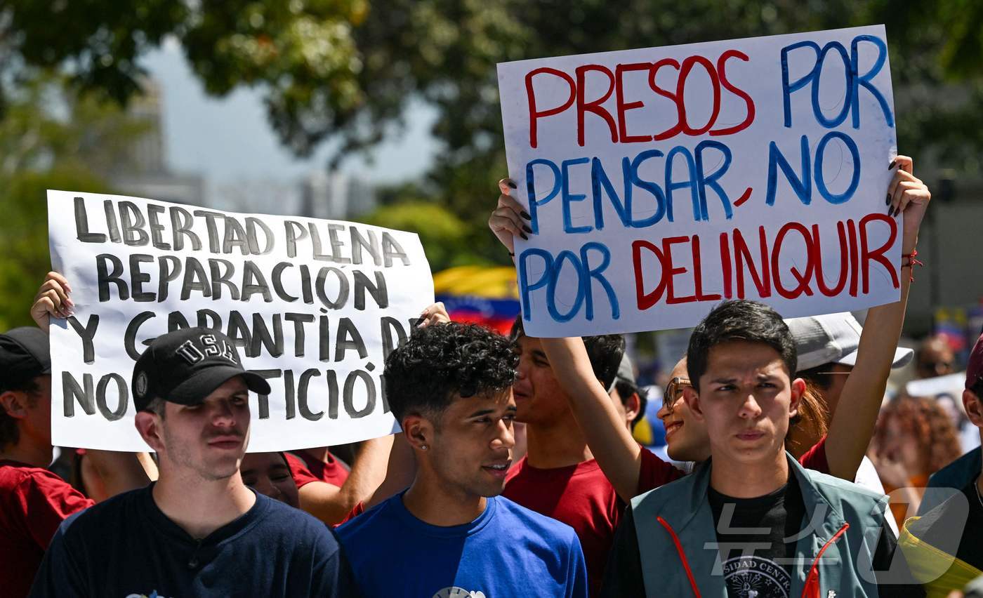 (카라카스 AFP=뉴스1) 김지완 기자 = 12일(현지시간) 베네수엘라 수도 카라카스에서 열린 정치범 석방을 요구하는 시위에서 한 여성이 "범죄를 저질러서가 아니라 생각을 해서 감 …