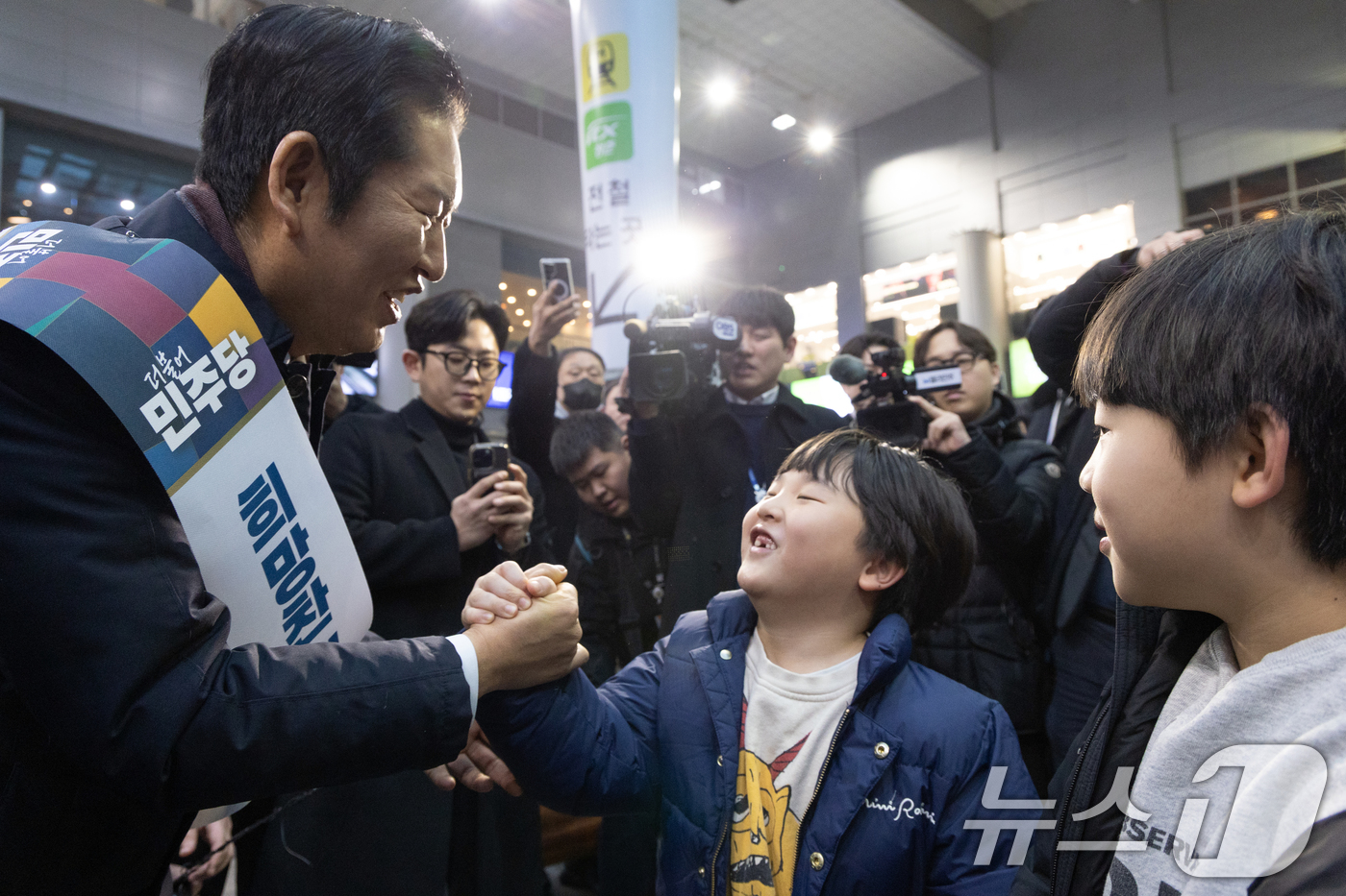 (서울=뉴스1) 이승배 기자 = 정청래 더불어민주당 대표가 13일 서울 용산역에서 설 귀성객 인사를 하며 아이와 손을 잡고 있다. 2026.2.13/뉴스1