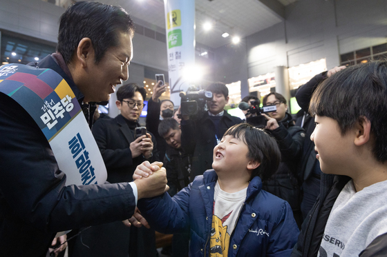 정청래 "1년 전 설과 달라"·조국 "역할 잊지 않아"…용산역 설 인사