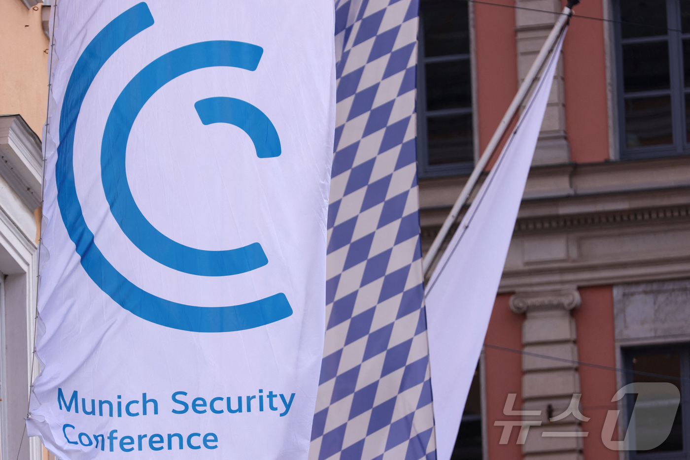 (뮌헨 로이터=뉴스1) 윤다정 기자 = 12일(현지시간) 세계 최대 규모의 연례 안보 회의 '뮌헨안보회의'(MSC)가 열리는 독일 뮌헨 바이어리셔 호프 호텔 바깥에 현수막이 설치돼 …