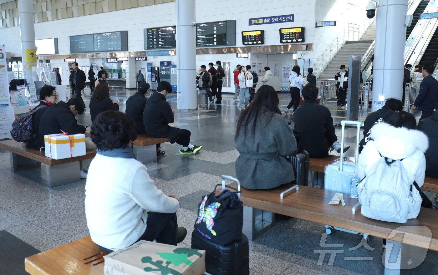 본문 이미지 - 설 연휴를 앞둔 13일 울산 남구 태화강역에서 귀성객들이 기차 도착 시간을 기다리고 있다.2026.2.13. ⓒ 뉴스1 김세은 기자