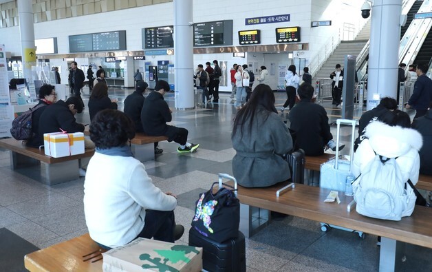 설 연휴 앞둔 울산 기차역 이른 귀성객 북적…공항은 한산(종합)