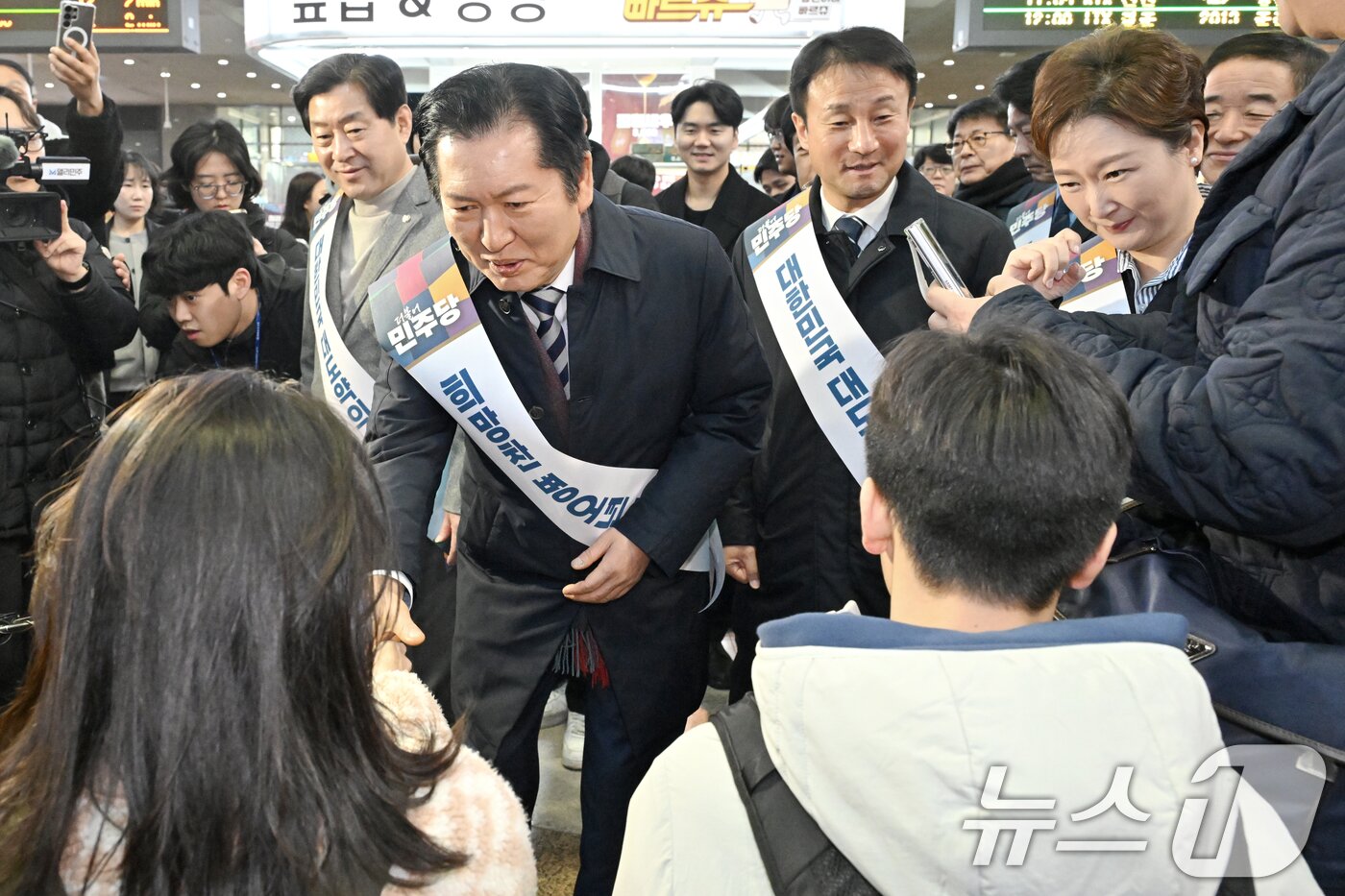 본문 이미지 - 정청래 더불어민주당 대표와 한병도 원내대표 등 당 지도부가 13일 서울 용산역에 귀성인사차 방문해 군 장병과 거수경례 인사를 하고 있다. (공동취재) ⓒ 뉴스1 이승배 기자