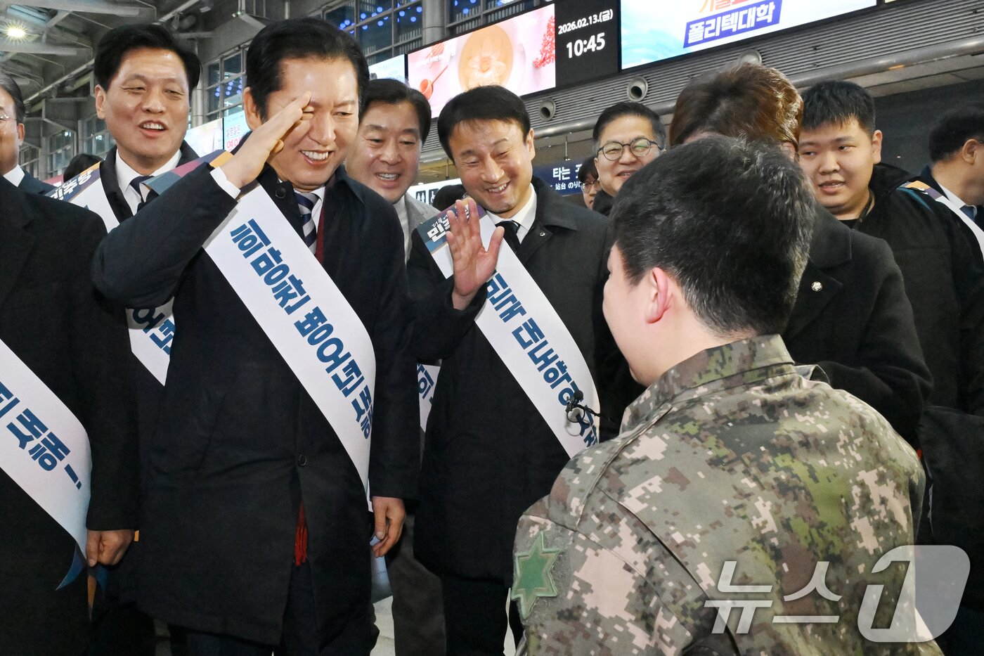 본문 이미지 - 정청래 더불어민주당 대표와 한병도 원내대표 등 당 지도부가 13일 서울 용산역에 귀성인사차 방문해 군 장병과 거수경례 인사를 하고 있다. (공동취재) 2026.2.13 ⓒ 뉴스1 이승배 기자