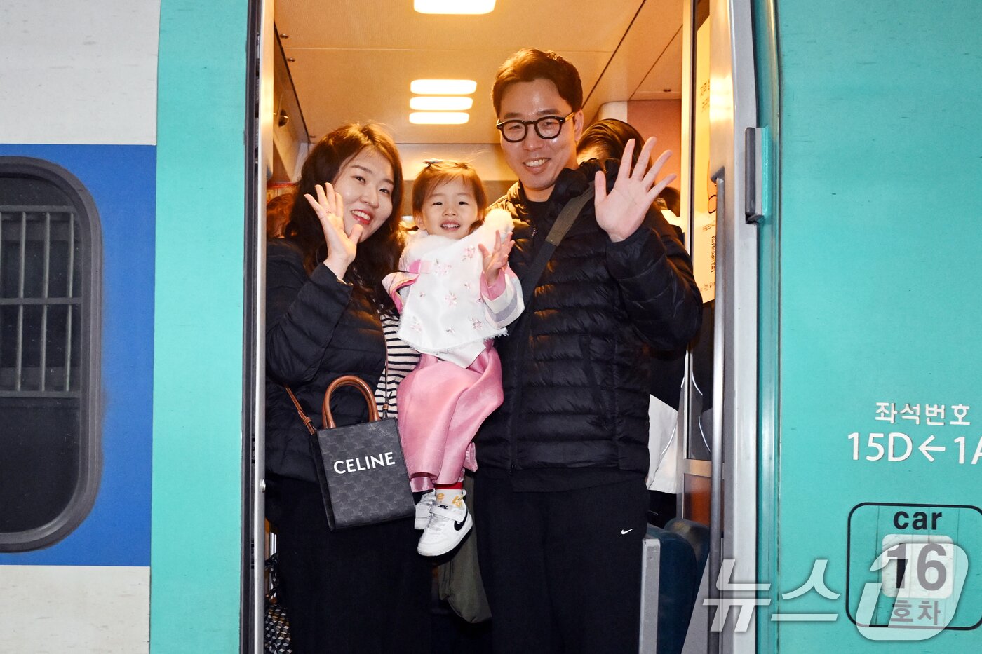 본문 이미지 - 설을 앞둔 13일 서울 용산역에서 귀성객들이 열차에서 인사하고 있다. 2026.2.13 ⓒ 뉴스1 이승배 기자