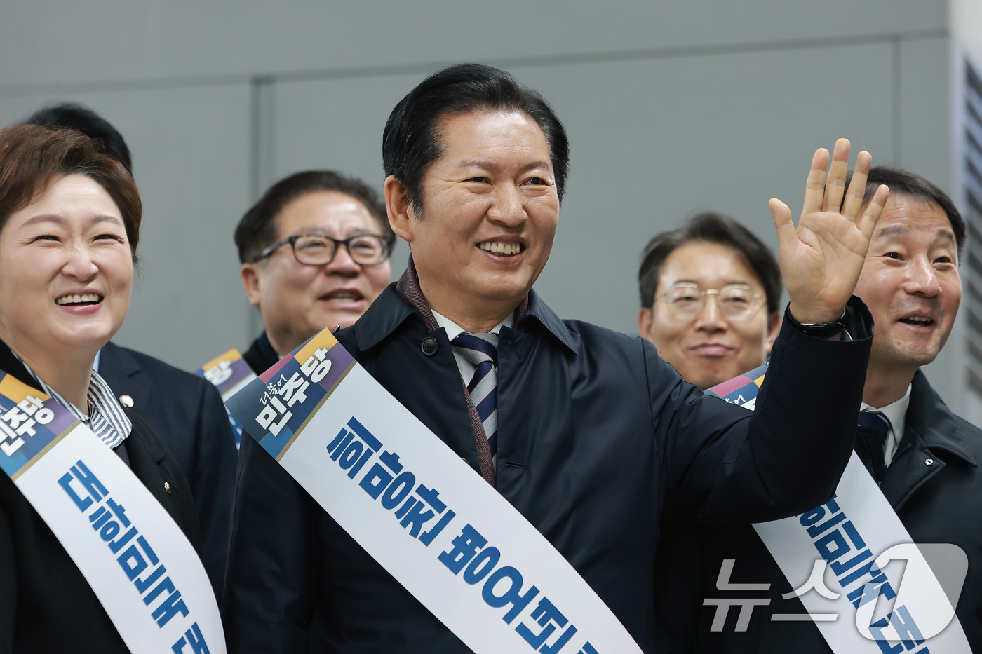 (서울=뉴스1) 이승배 기자 = 정청래 대표와 한병도 원내대표를 비롯한 더불어민주당 지도부가 13일 서울 용산역에서 시민들에게 귀성 인사를 하고 있다. (공동취재) 2026.2.1 …