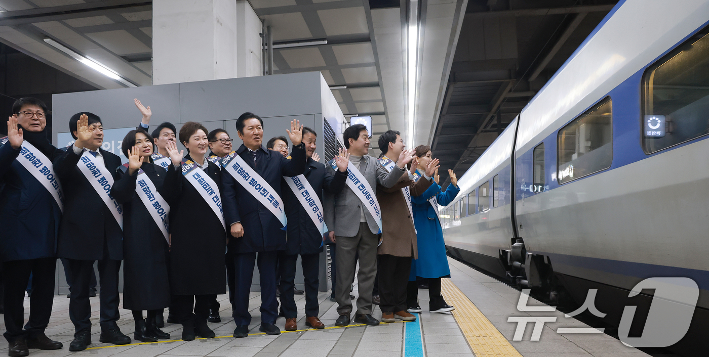 (서울=뉴스1) 이승배 기자 = 정청래 대표와 한병도 원내대표를 비롯한 더불어민주당 지도부가 13일 서울 용산역에서 시민들에게 귀성 인사를 하고 있다. (공동취재) 2026.2.1 …