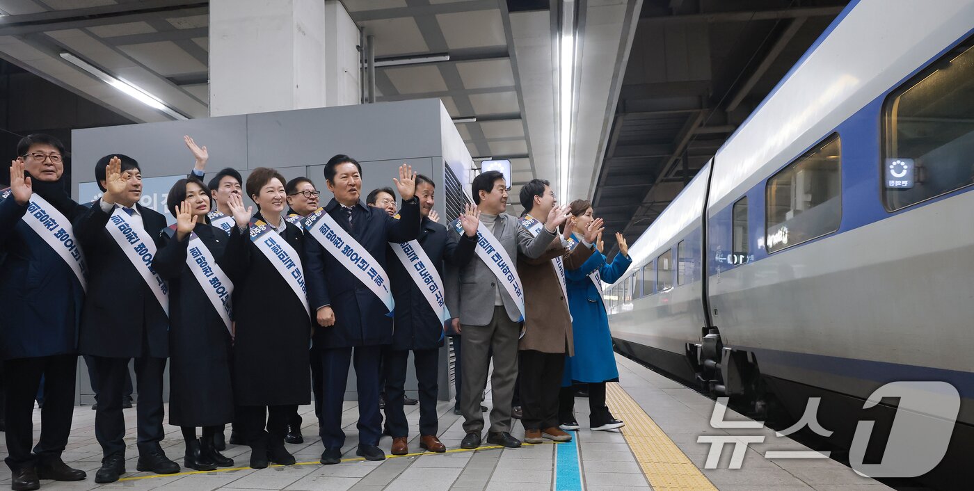 본문 이미지 - 정청래 대표와 한병도 원내대표를 비롯한 더불어민주당 지도부가 13일 서울 용산역에서 시민들에게 귀성 인사를 하고 있다. (공동취재) 2026.2.13 ⓒ 뉴스1 이승배 기자