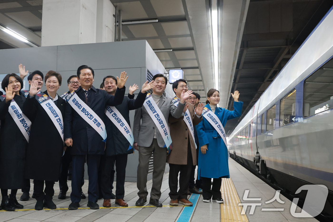 (서울=뉴스1) 이승배 기자 = 정청래 대표와 한병도 원내대표를 비롯한 더불어민주당 지도부가 13일 서울 용산역에서 시민들에게 귀성 인사를 하고 있다. (공동취재) 2026.2.1 …