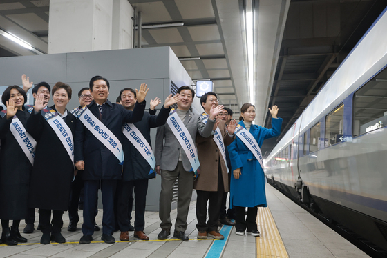 귀성객들에게 인사하는 민주당