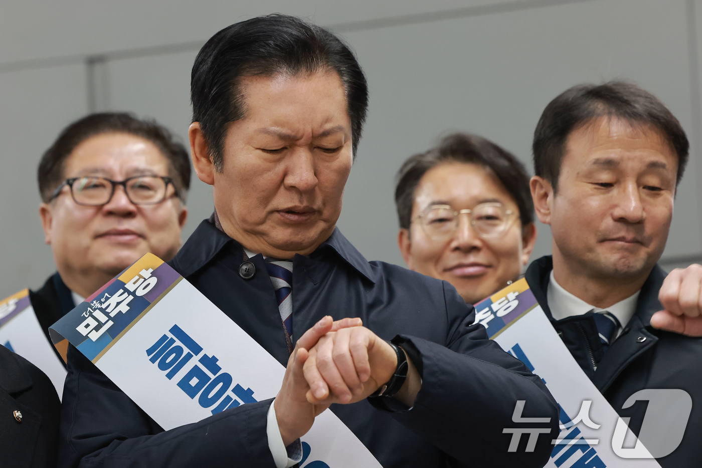 (서울=뉴스1) 이승배 기자 = 정청래 더불어민주당 대표가 13일 서울 용산역에서 시민들에게 귀성 인사를 하던 중 시계를 보고 있다. (공동취재) 2026.2.13/뉴스1