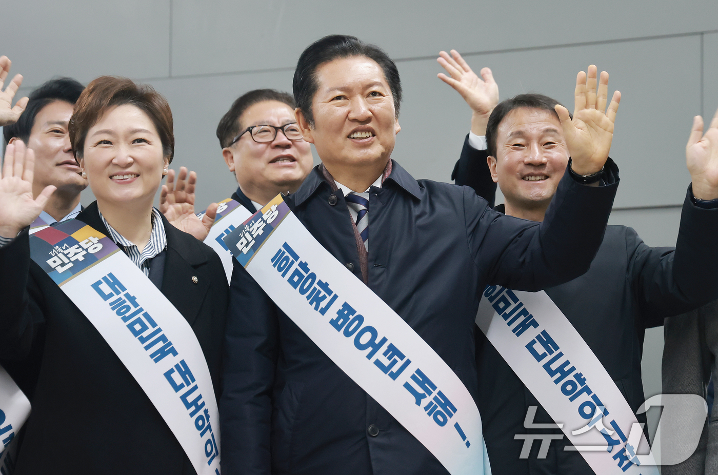 (서울=뉴스1) 이승배 기자 = 정청래 대표와 한병도 원내대표를 비롯한 더불어민주당 지도부가 13일 서울 용산역에서 시민들에게 귀성 인사를 하고 있다. (공동취재) 2026.2.1 …