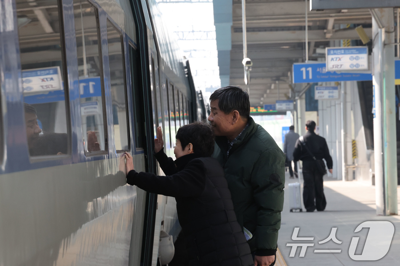 (광주=뉴스1) 박지현 기자 = 설 명절 연휴를 하루 앞둔 13일 오전 광주 광산구 송정역의 플랫폼에서 기차에 탄 손주를 노부부가 배웅하고 있다. 2026.2.13/뉴스1