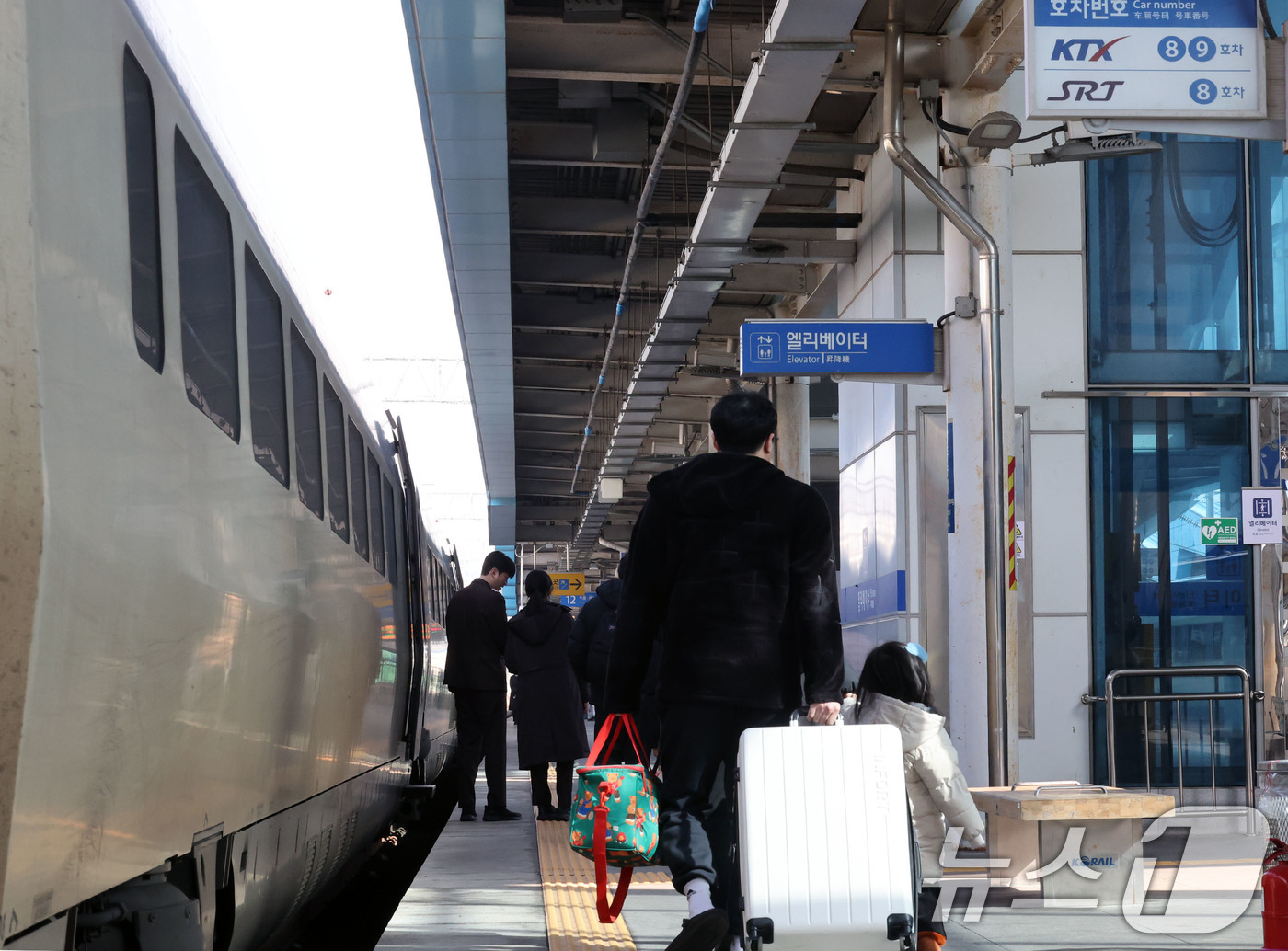 (광주=뉴스1) 박지현 기자 = 설 명절 연휴를 하루 앞둔 13일 오전 광주 광산구 송정역의 플랫폼에서 한 시민이 양 손 가득 짐을 들고 기차로 향하고 있다.  2026.2.13/ …