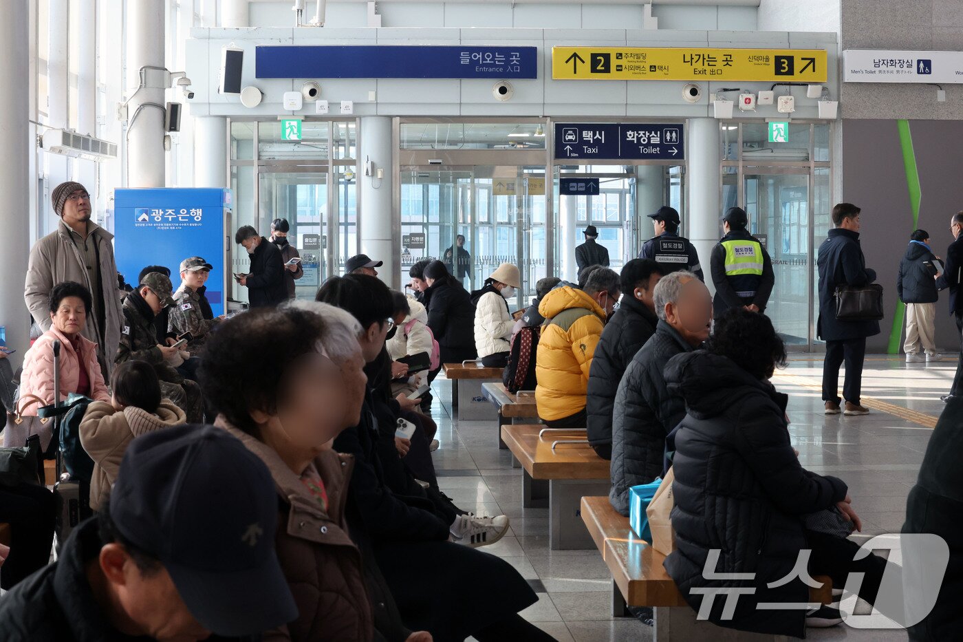 본문 이미지 - 설 명절 연휴를 하루 앞둔 13일 오전 광주 광산구 송정역 대합실이 귀성객들로 북적이고 있다. 2026.2.13 ⓒ 뉴스1 박지현 기자