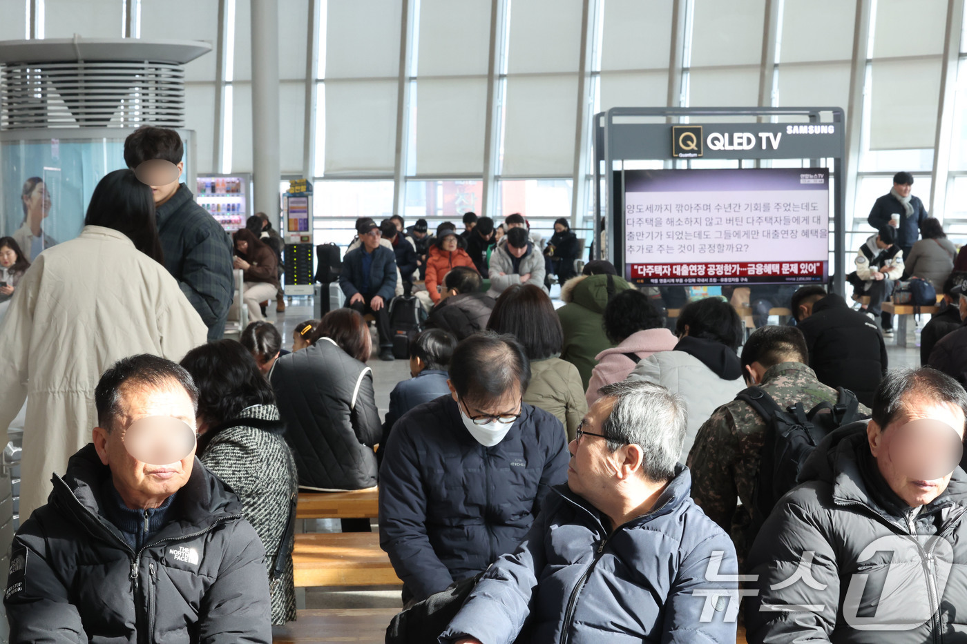 (광주=뉴스1) 박지현 기자 = 설 명절 연휴를 하루 앞둔 13일 오전 광주 광산구 송정역 대합실이 귀향객들로 북적이고 있다. 2026.2.13/뉴스1
