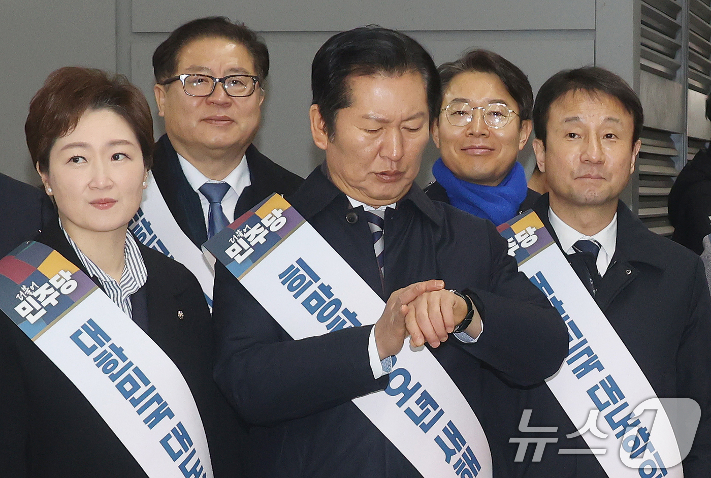 (서울=뉴스1) 이승배 기자 = 정청래 더불어민주당 대표가 13일 서울 용산역에서 시민들에게 귀성 인사를 하던 중 시계를 보고 있다. (공동취재) 2026.2.13/뉴스1