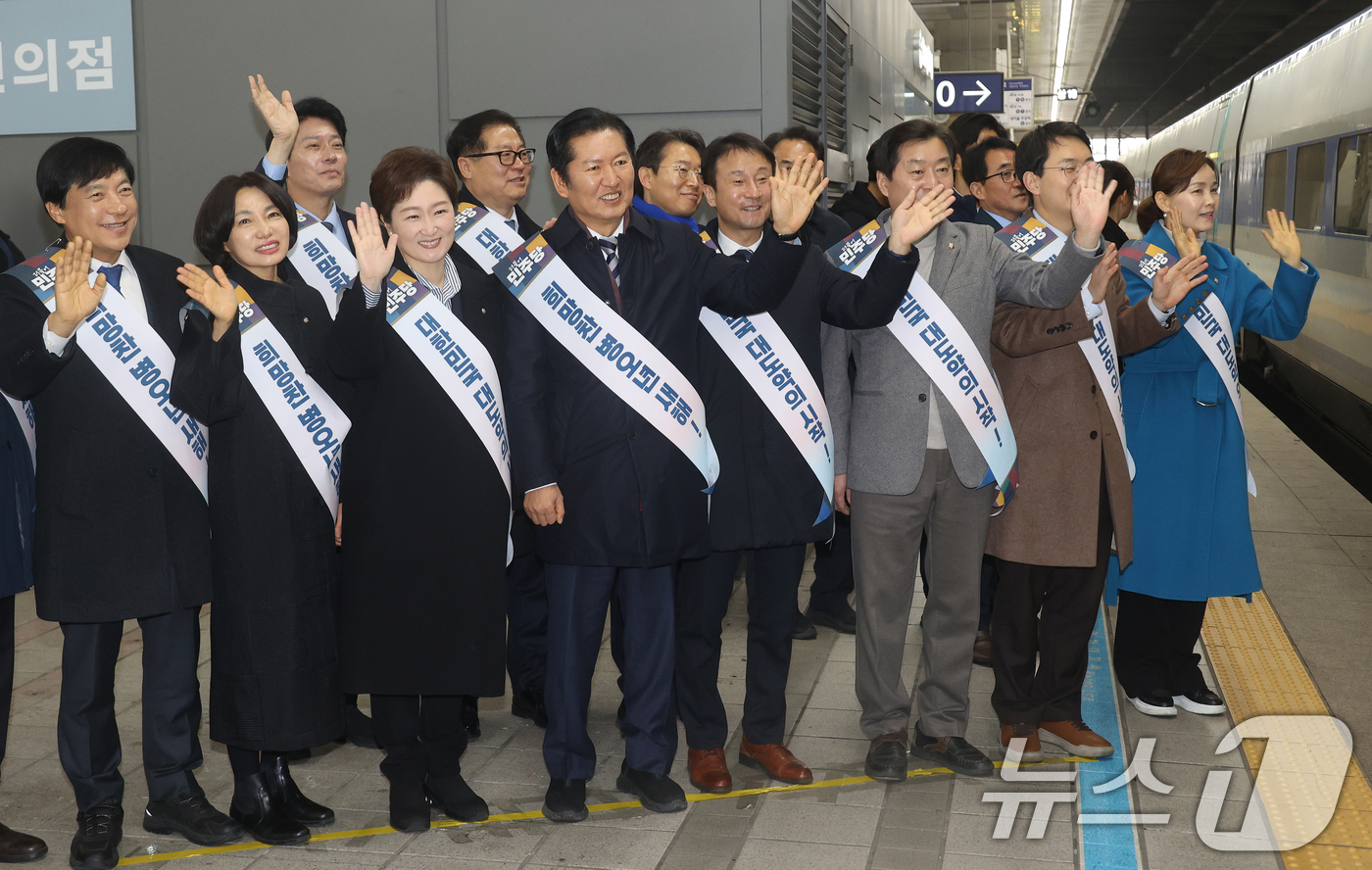 (서울=뉴스1) 이승배 기자 = 정청래 대표와 한병도 원내대표를 비롯한 더불어민주당 지도부가 13일 서울 용산역에서 시민들에게 귀성 인사를 하고 있다. (공동취재) 2026.2.1 …