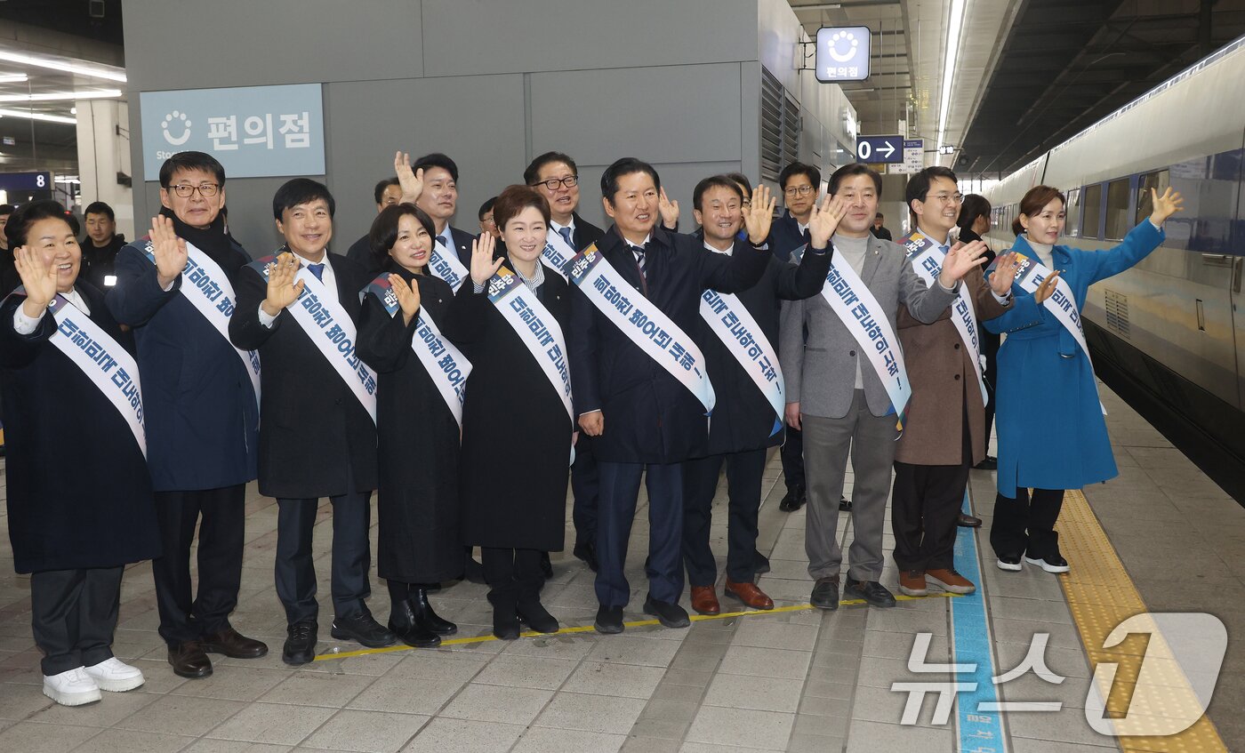 본문 이미지 - 정청래 대표와 한병도 원내대표를 비롯한 더불어민주당 지도부가 13일 서울 용산역에서 시민들에게 귀성 인사를 하고 있다. (공동취재) 2026.2.13 ⓒ 뉴스1 이승배 기자