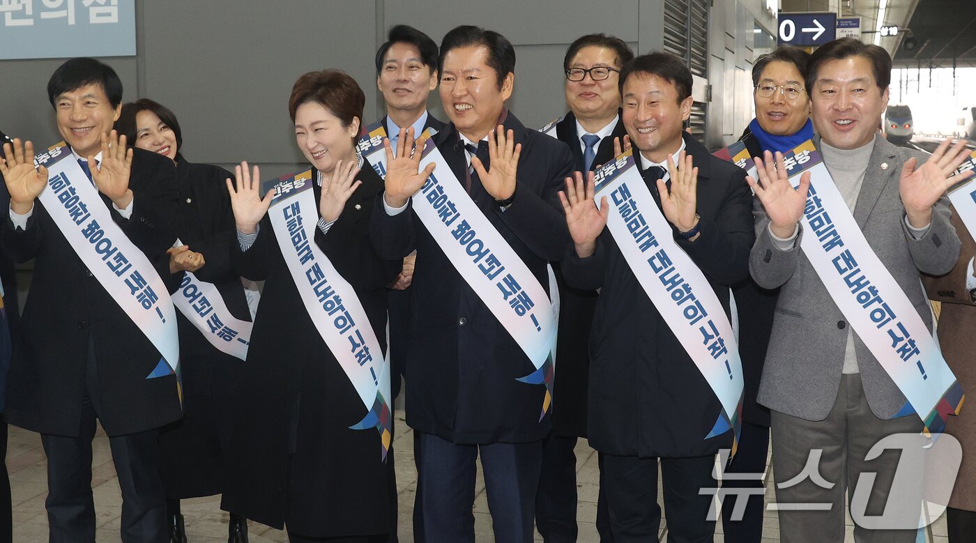 본문 이미지 - 정청래 대표와 한병도 원내대표를 비롯한 더불어민주당 지도부가 13일 서울 용산역에서 시민들에게 귀성 인사를 하고 있다. (공동취재) 2026.2.13 ⓒ 뉴스1 이승배 기자
