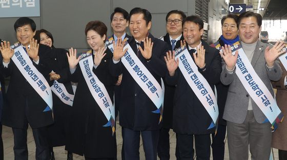 귀성 인사 나선 민주당