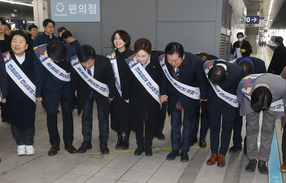 시민들에게 인사하는 더불어민주당