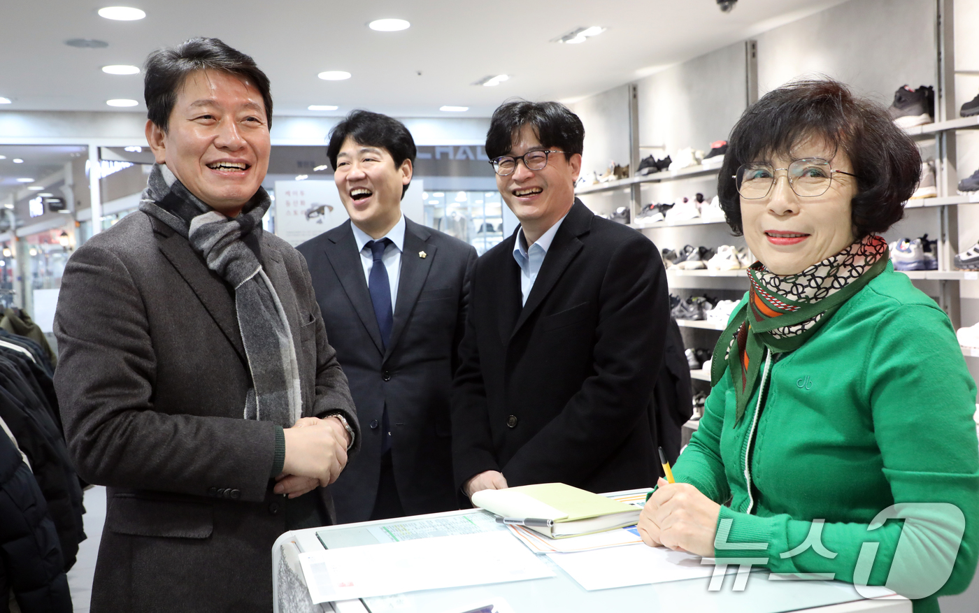 (광주=뉴스1) 이수민 기자 = 13일 광주 서구 세정아울렛에서 조인철 더불어민주당 국회의원(왼쪽)과 강수훈 광주시의원, 박종찬 광주전남지방중소벤처기업청장이 상인과 만나 활짝 웃고 …