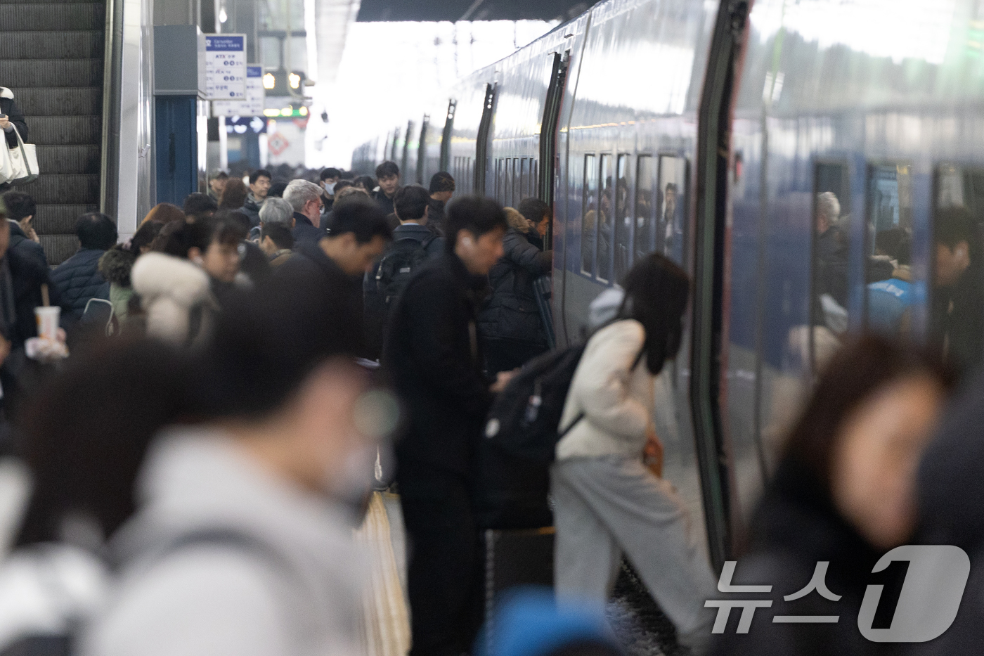 (서울=뉴스1) 이승배 기자 = 설을 앞둔 13일 서울 용산역에서 귀성객들이 열차에 탑승하고 있다. 2026.2.13/뉴스1