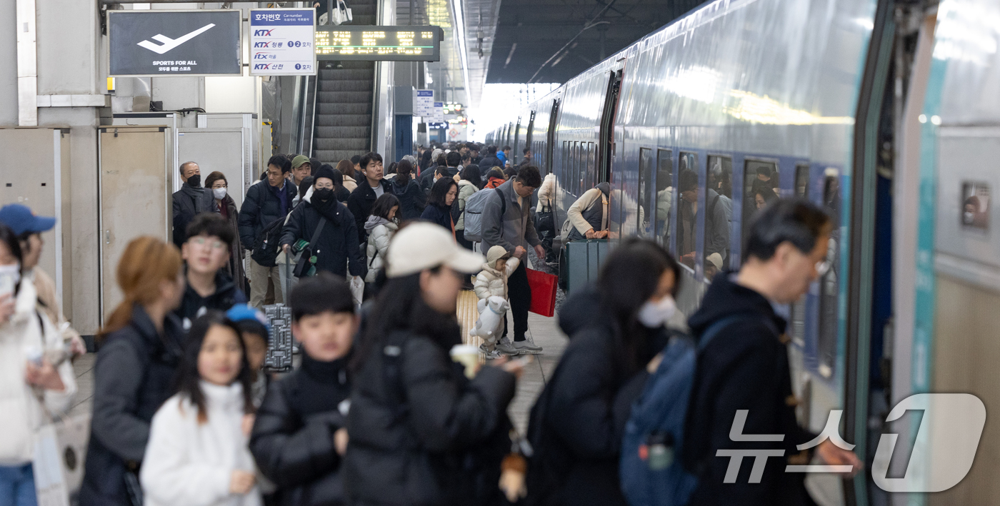 (서울=뉴스1) 이승배 기자 = 설을 앞둔 13일 서울 용산역에서 귀성객들이 열차에 탑승하고 있다. 2026.2.13/뉴스1
