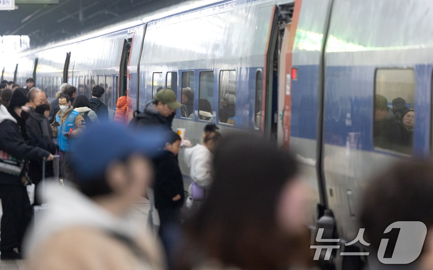본문 이미지 - 설을 앞둔 지난 13일 서울 용산역에서 귀성객들이 열차에 탑승하고 있다. 2026.2.13 ⓒ 뉴스1 이승배 기자