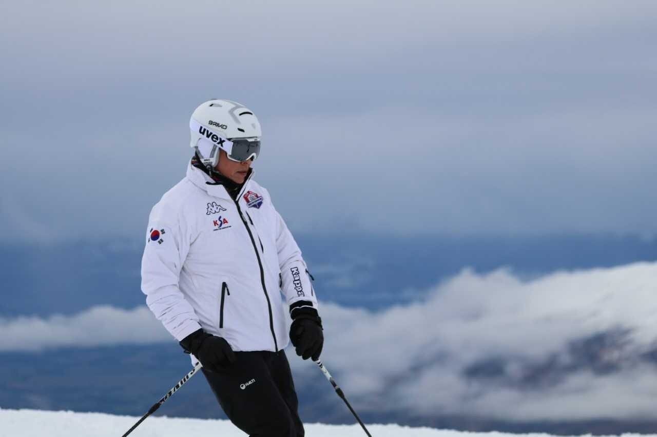 본문 이미지 - 2017년 8월 뉴질랜드 카드로나 전지 훈련캠프장에 선수와 지도자 격려차 방문한 신동빈 롯데그룹 회장.(롯데그룹 제공)