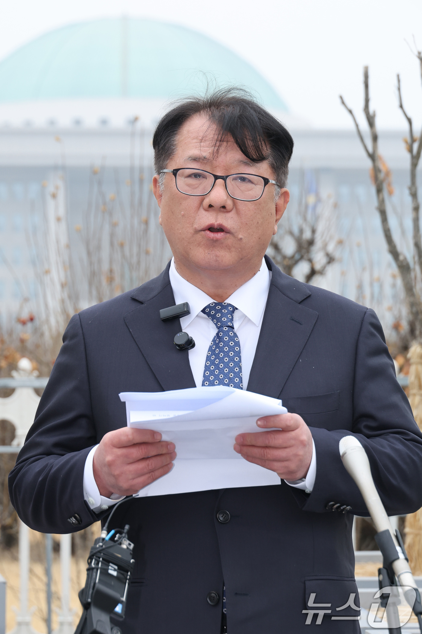 (서울=뉴스1) 신웅수 기자 = 정청래 더불어민주당 대표의 법률특별보좌관으로 임명됐다가 사퇴한 서민석 변호사가 13일 서울 여의도 국회 앞에서 이화영 사건 진실에 대한 기자회견을 …