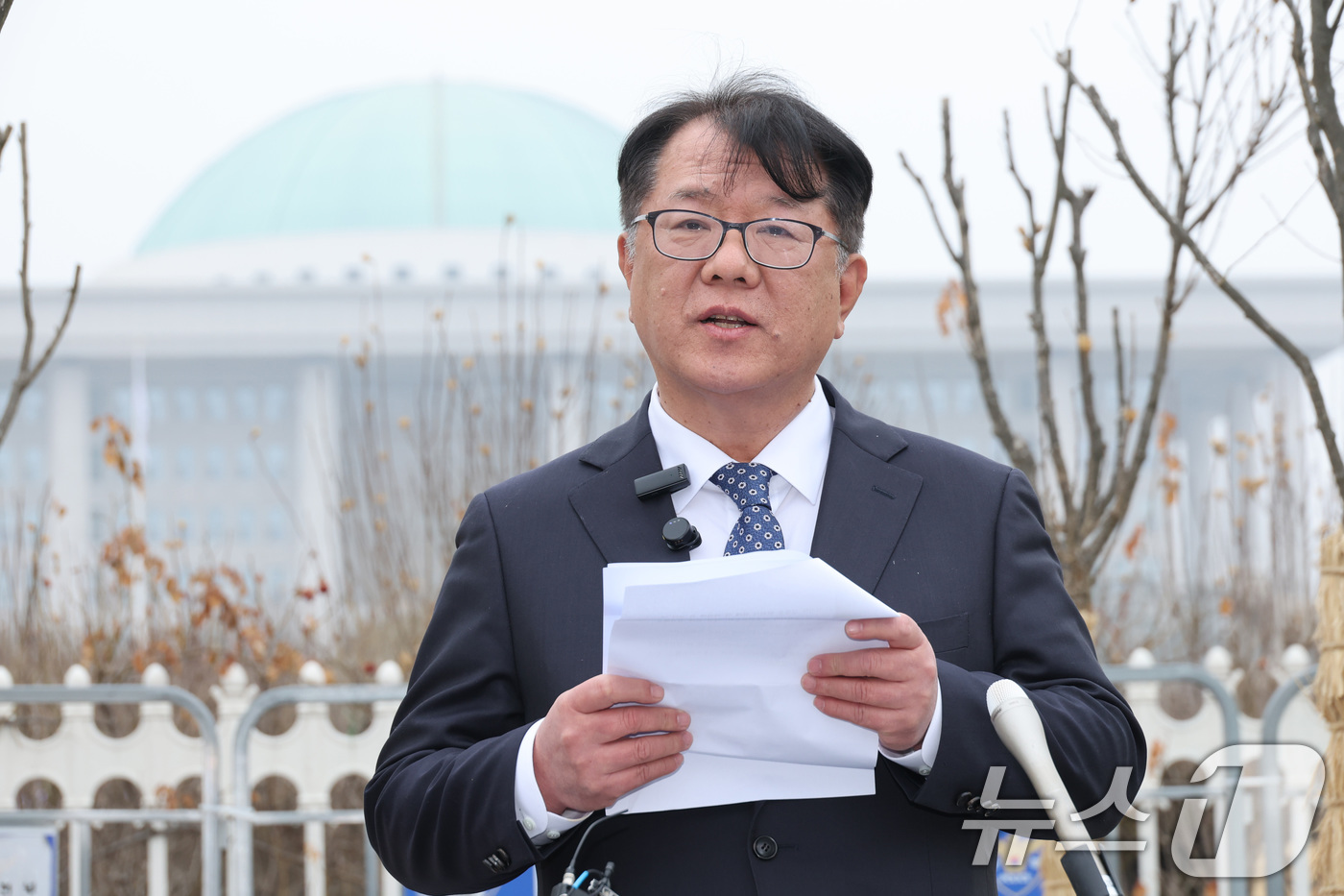 (서울=뉴스1) 신웅수 기자 = 정청래 더불어민주당 대표의 법률특별보좌관으로 임명됐다가 사퇴한 서민석 변호사가 13일 서울 여의도 국회 앞에서 이화영 사건 진실에 대한 기자회견을 …